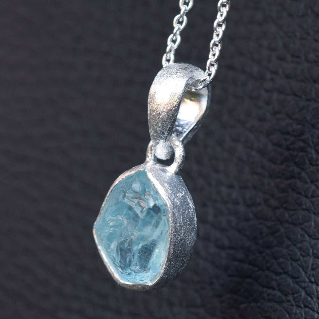 Halskæde Børstet Finish Med Aquamarin Sten - Niibuhr Jewelry Halskæder