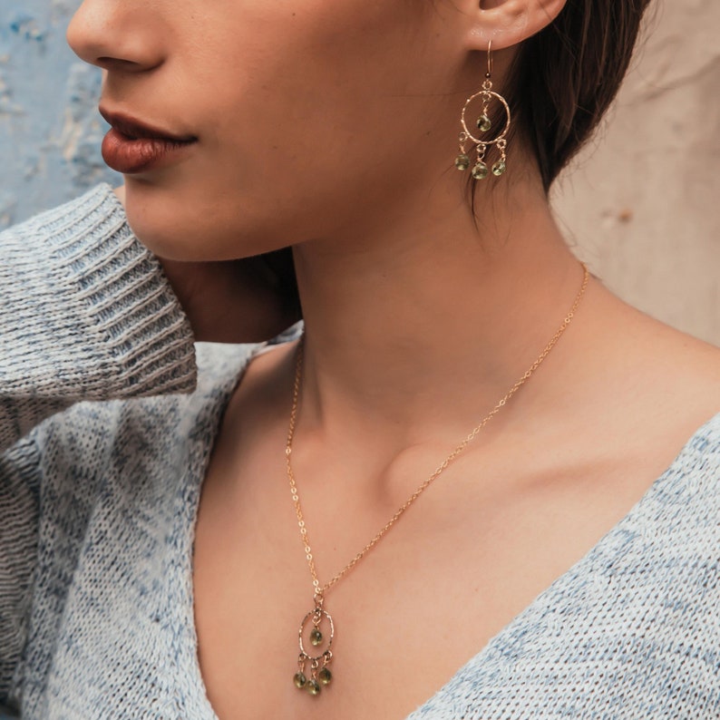 Grøn Lysekrone Halskæde Med Ne Peridot Sten Forgyldt - Niibuhr Jewelry Halskæder