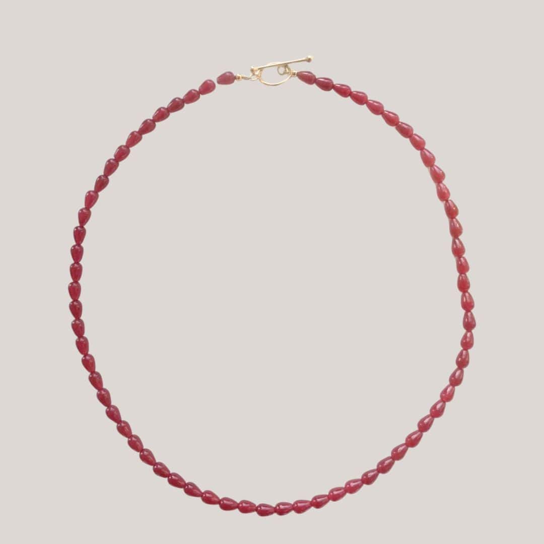 Love Drop Necklace Burgundy Halskæde Med Hindbær Røde Perler - Stine A Halskæder  - 572778023628